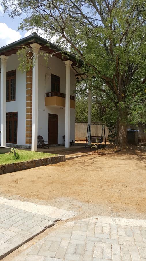 Lokuge Grand Resort Катарагама Экстерьер фото